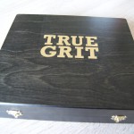 True_Grit_Premium_Edition_4_Holzbox
